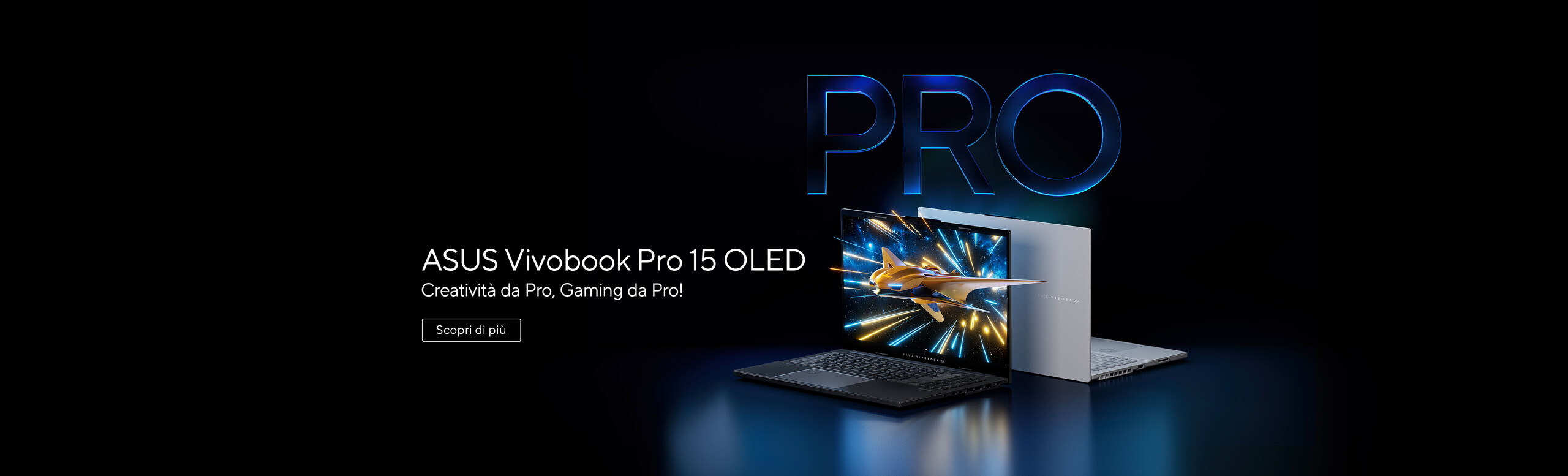 L'immagine mostra un laptop ASUS Vivobook Pro 15 OLED. Sullo schermo del computer portatile si vede un'illustrazione che rappresenta velocità e potenza, suggerendo prestazioni elevate.