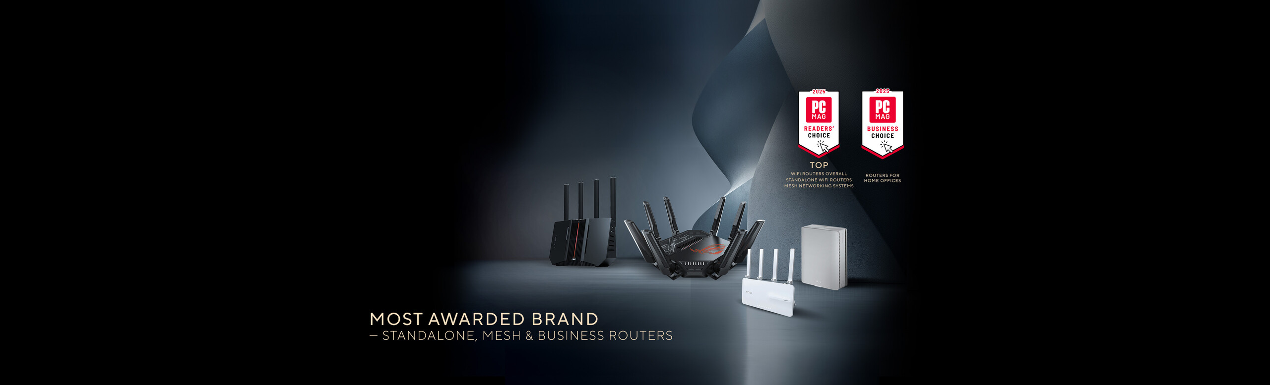Quattro router ASUS sono esposti con i badge dei premi PCMag 2025 Readers' Choice e Business Choice, che evidenziano ASUS come il marchio più premiato per i router standalone, mesh e aziendali.