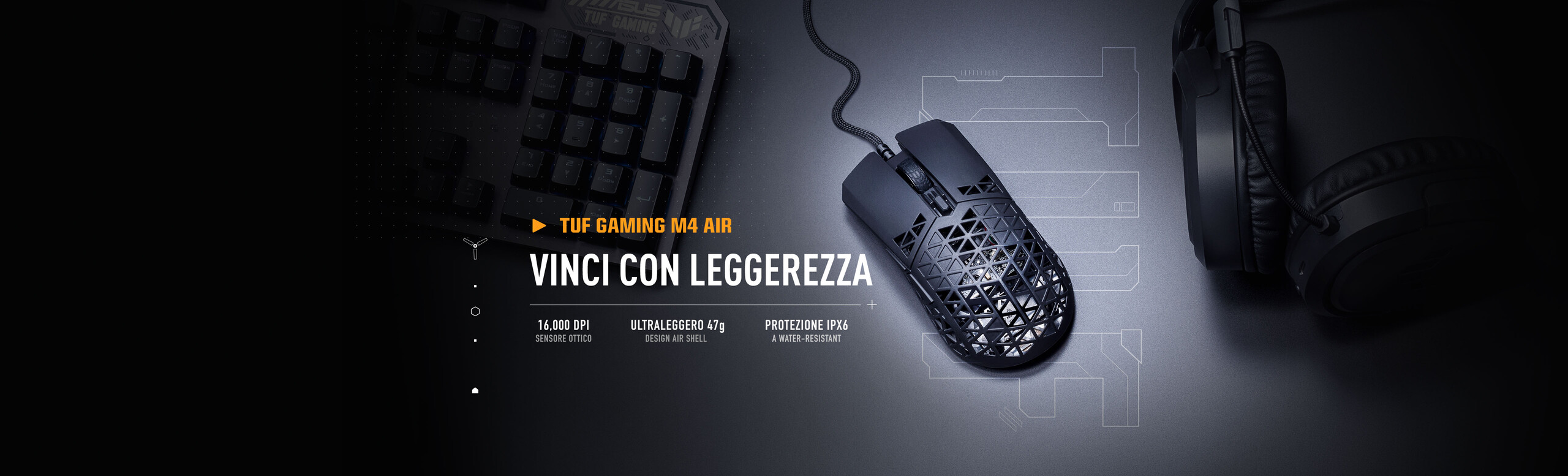 L'immagine mostra un mouse da gaming con design reticolato e leggero. Accanto al mouse, ci sono una tastiera parzialmente visibile sul lato sinistro e un paio di cuffie sul lato destro.