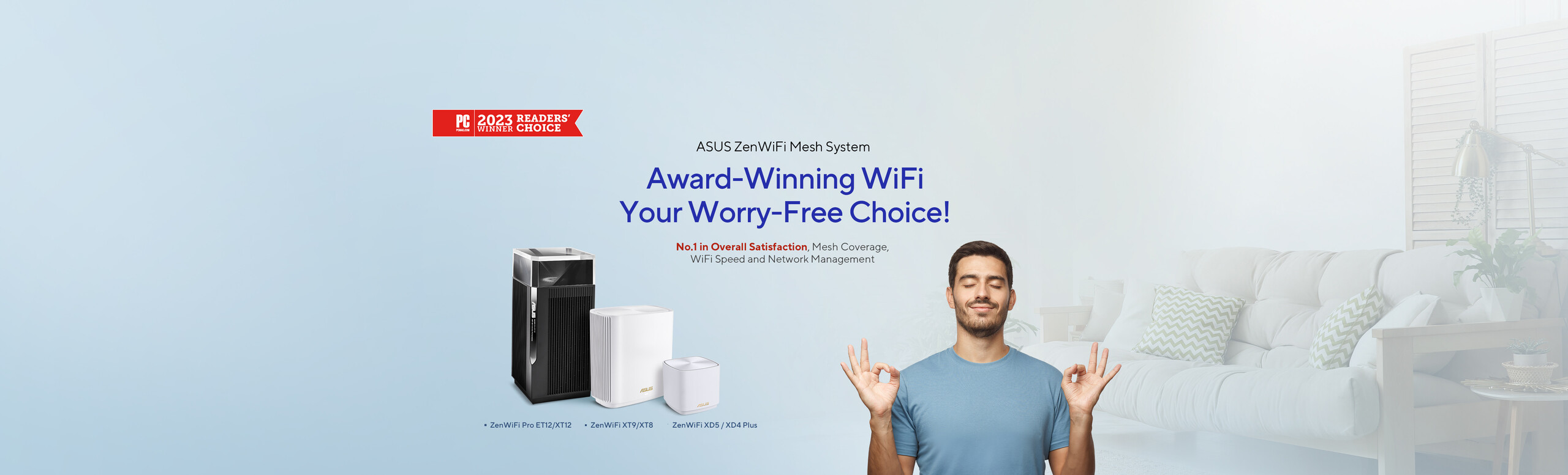L'immagine mostra ZenWiFi con il logo del premio Reader's Choice 2023 di PCMag in alto e un uomo con un gesto di approvazione in un ambiente domestico che trasmette tranquillità sulla destra. Prodotti: ET12, XT12, XT9, XT8, XD5, XD4 Plus.