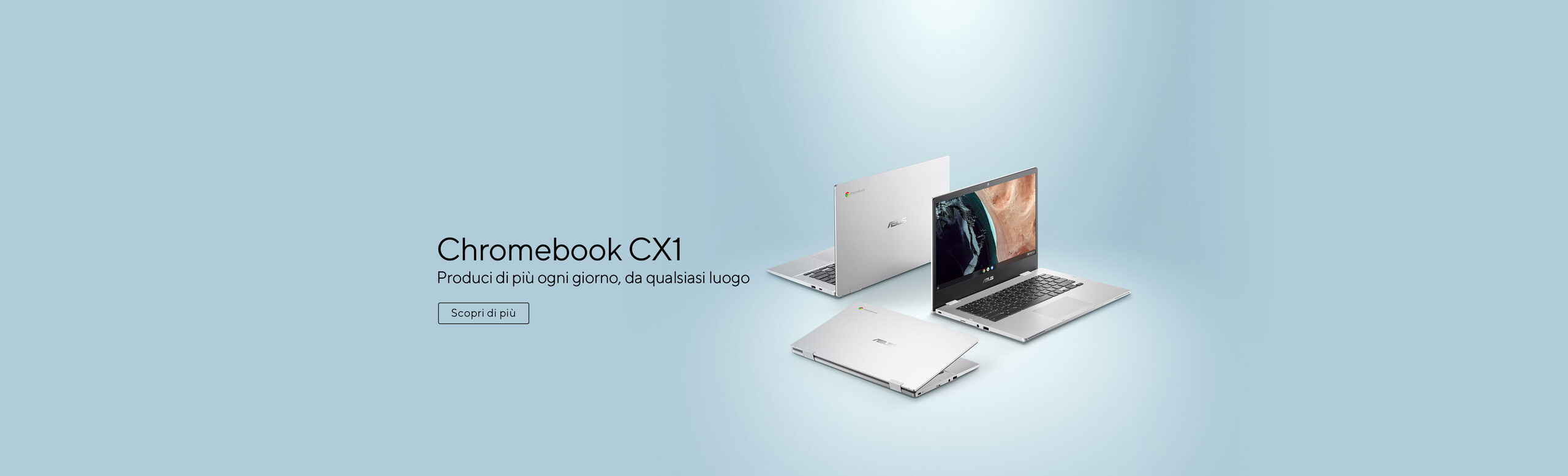 L'immagine mostra tre laptop Chromebook CX1 su uno sfondo azzurro. Uno è chiuso, uno è aperto frontalmente e uno è semiaperto di fianco, mostrando il logo di Asus.