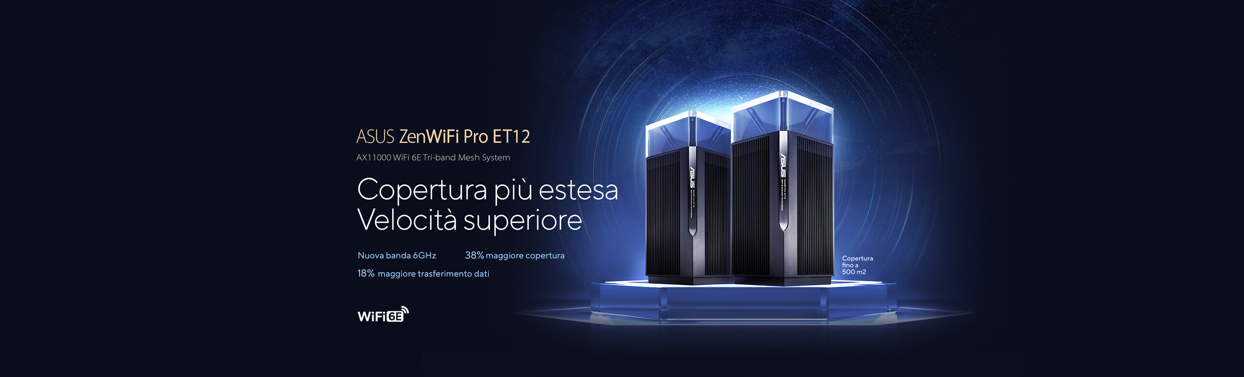 L'immagine mostra una coppia di nodi ASUS ZenWiFi Pro ET12 su un piedistallo trasparente e delle onde sullo sfondo