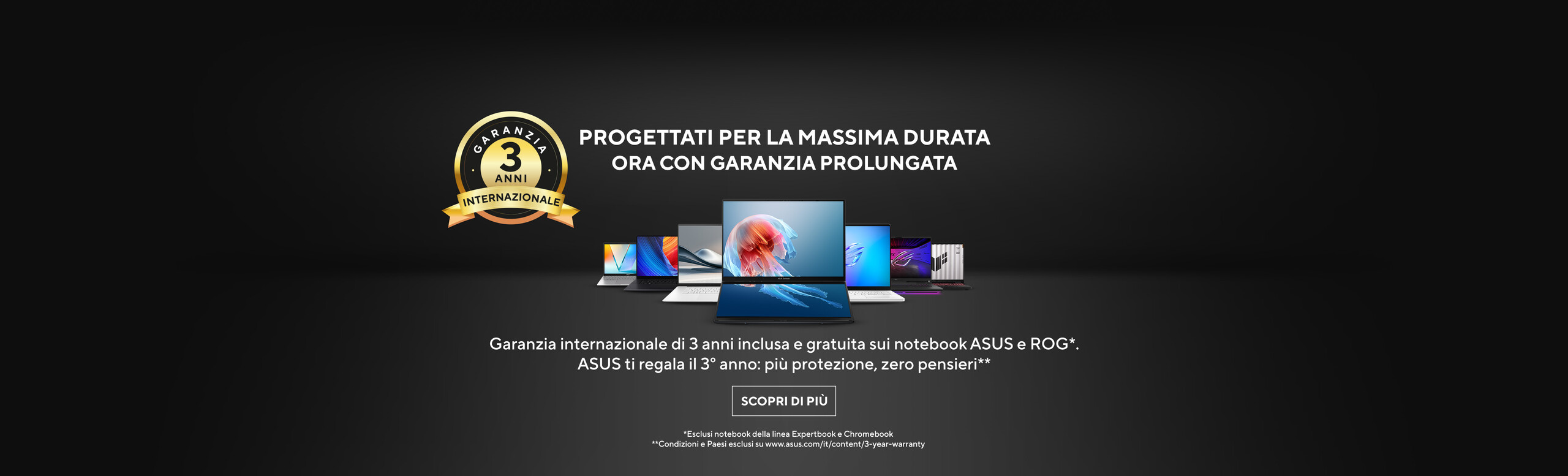In primo piano, c'è una fila di diversi modelli di laptop. Il laptop centrale ha uno schermo che mostra un'immagine colorata e accattivante, il che attira l'attenzione dell'osservatore. Gli altri laptop, disposti a raggiera attorno a quello centrale, hanno schermi che mostrano vari sfondi colorati. Gli oggetti principali sono i laptop. Non ci sono esseri viventi o interazioni tra persone. Il messaggio principale riguarda la promozione di una garanzia internazionale di tre anni sui notebook ASUS e ROG, sottolineata visivamente con un emblema dorato che evidenzia la durata della garanzia.