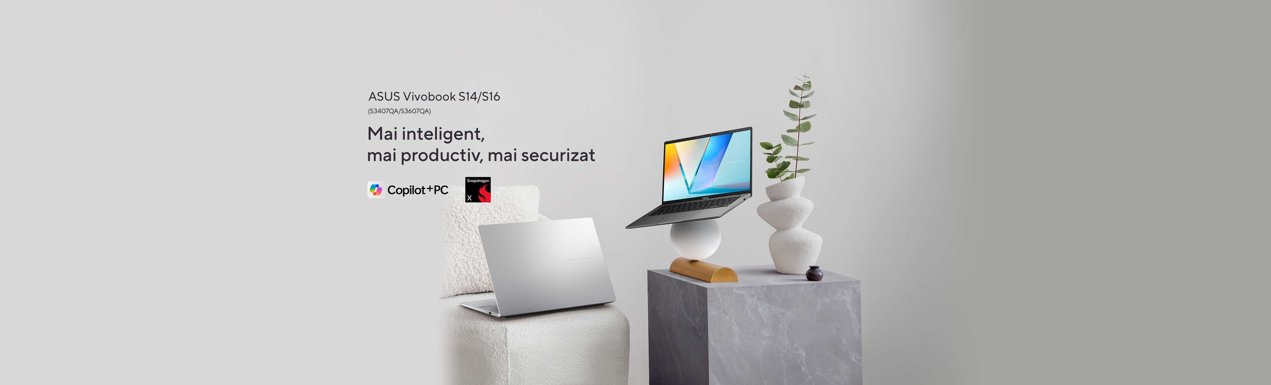 Doua laptopuri Vivobook S14/S16 (S3407QA/S3607QA). Unul deschis pozitionat pe o bila alba si altul deschis cu spatele