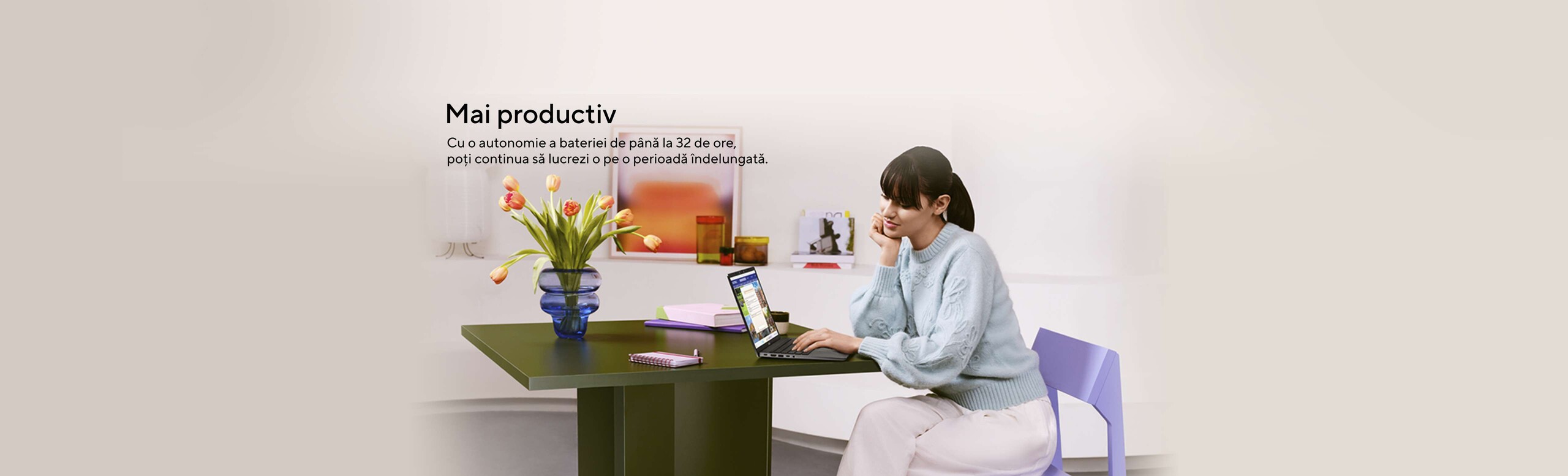 Femei care sta la masa cu laptop ASUS deschis, vazut din lateral, in interiorul unei locuinte.