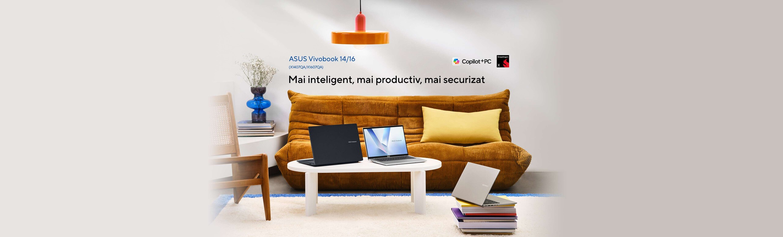 Trei Vivobook 14/16 (X1407QA/X1607QA) deschise. Unul cu fata, unul cu spatele si unu deschis pe un morman de carti