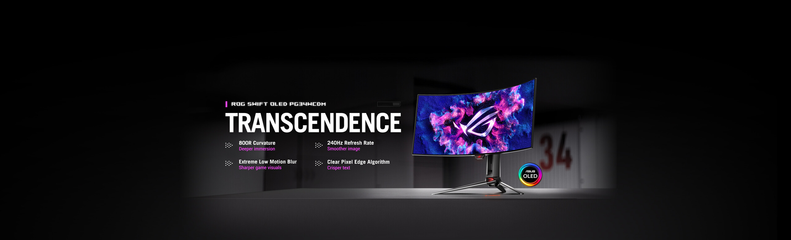 Η οθόνη gaming ROG Swift OLED PG34WCDM βρίσκεται πάνω σε μια σκηνή σε ένα σκοτεινό εργαστήριο.