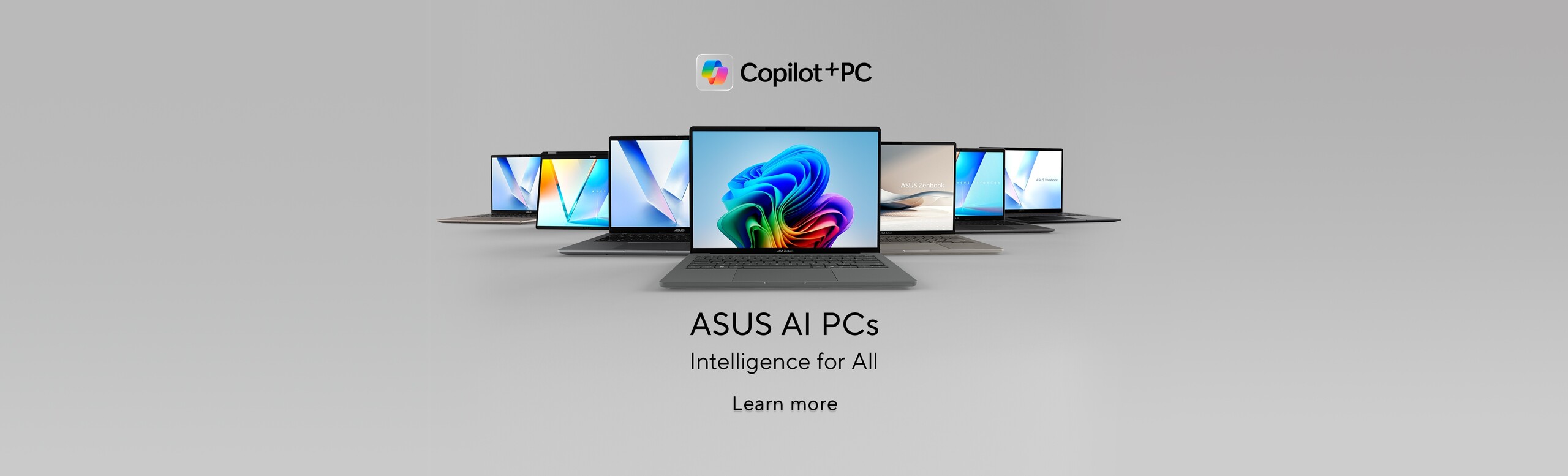 Copilot+ PC rasporedjeni u piramidalnoj formaciji u svetlo sivom prostoru sa oznakom Copilot+ PC