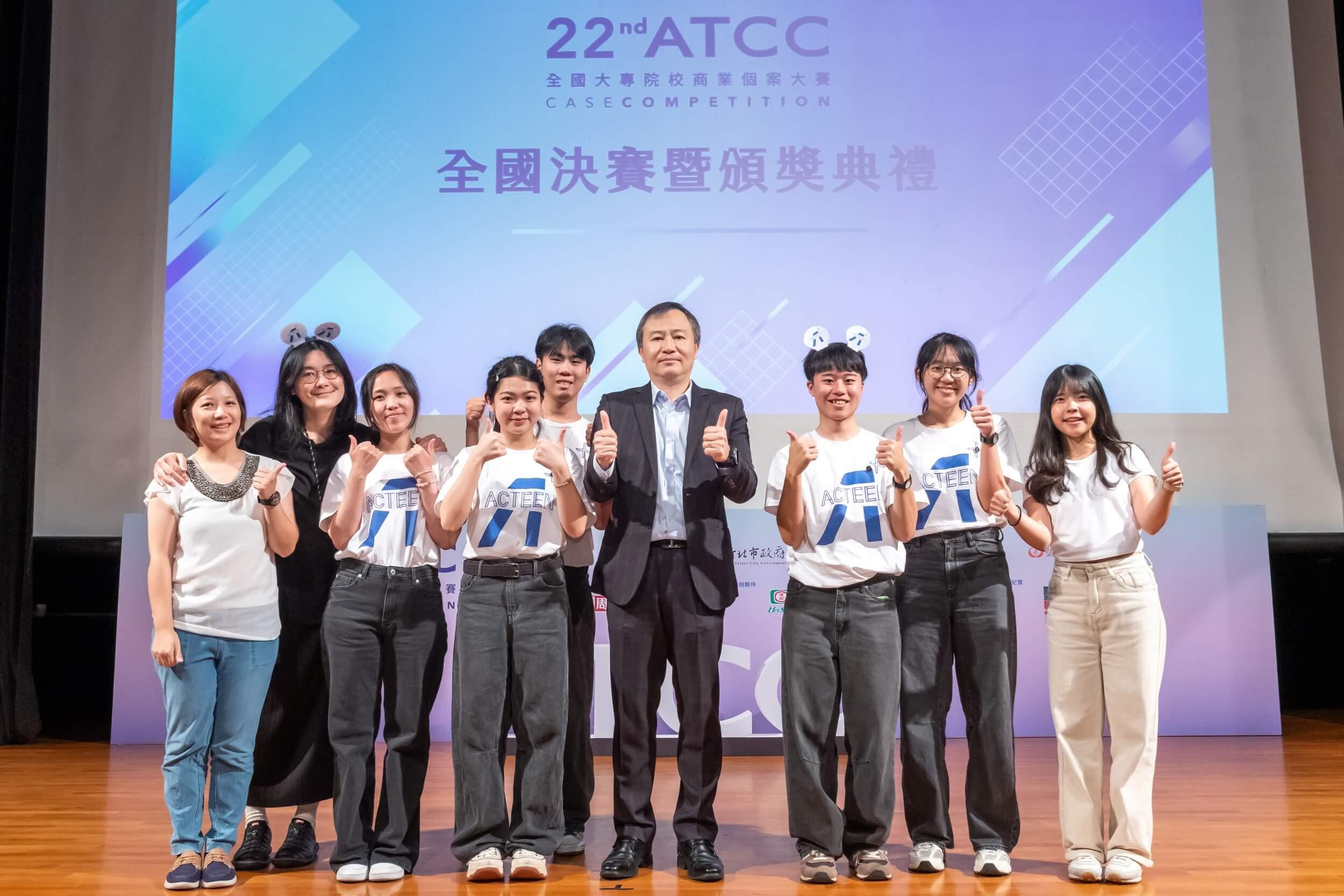 華碩聯合科技系統事業總經理廖逸翔(中)領軍，全力協助參賽團隊展現AI PC應用潛能。
