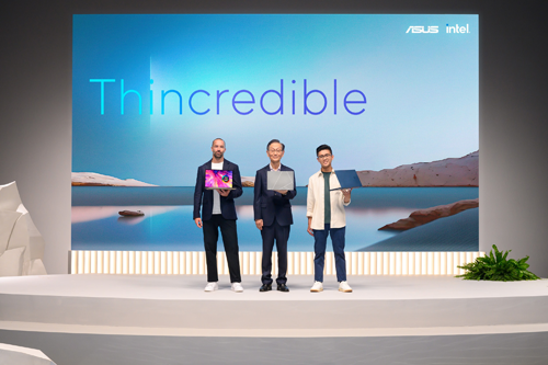 華碩董事長施崇棠先生發表世界最薄13吋OLED筆電Zenbook S 13 OLED。