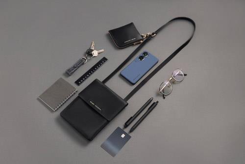Zenfone 9 X BEAMS聯名包可輕鬆收納隨身小物，打造輕裝時尚。