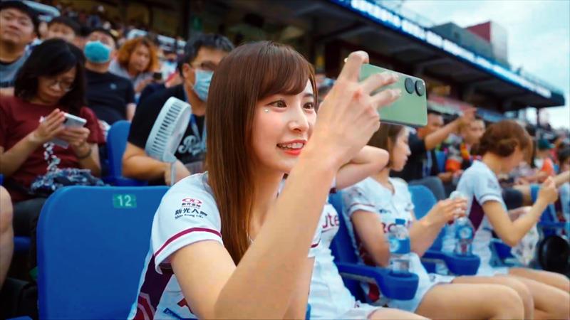 樂天女孩—孟潔邀粉絲一起挑戰單手靚拍抽Zenfone 10。