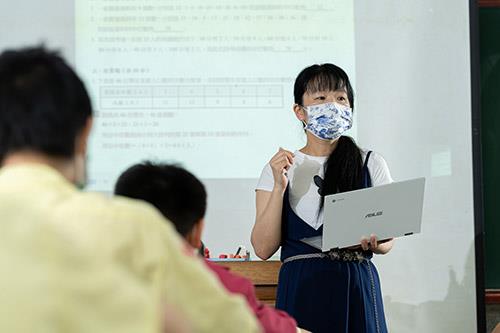 當老師在課堂間走動，能以單手拿取ASUS Chromebook Flip C436，另一手觸控操作，輕鬆直覺，教學效率大幅提升。